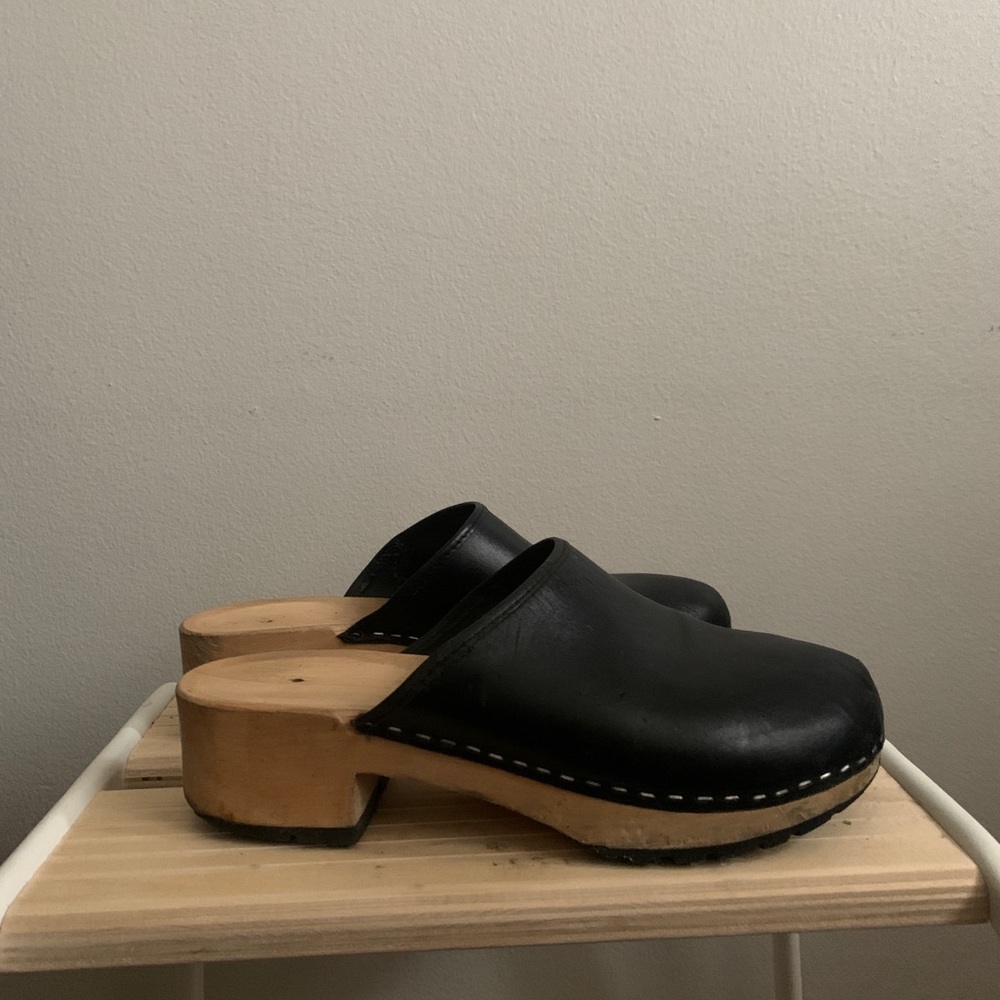 Swedish Hasbeens black leather clogs